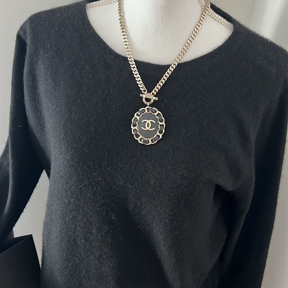 CHANEL CASHMERE black Sweater SIZE 44 White CC logo bottom right - Picture 6 of 9